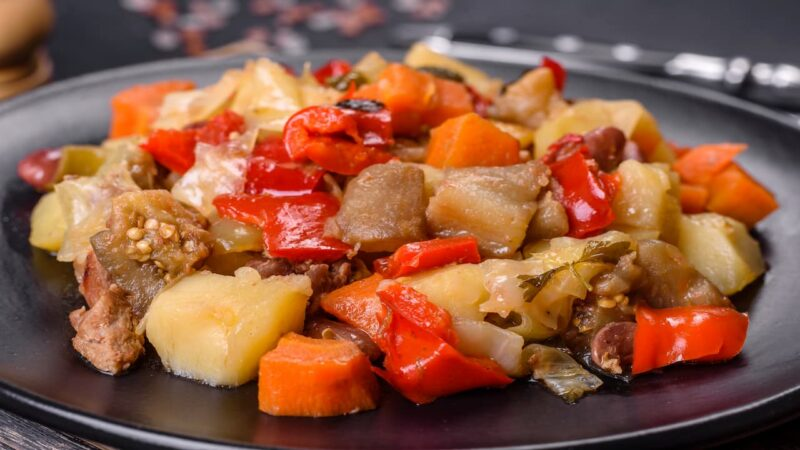 Рататуй является типичным блюдом испанской кухни. История гласит, что местные крестьяне готовили его из овощей, которые они добыли в садах.-3