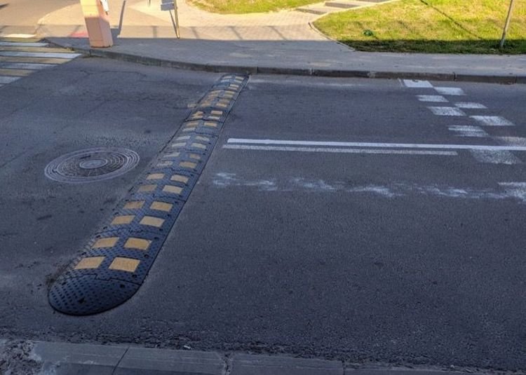 Упорный водитель пытался ехать с полусферой под днищем авто автомобиль,дорога,происшествия