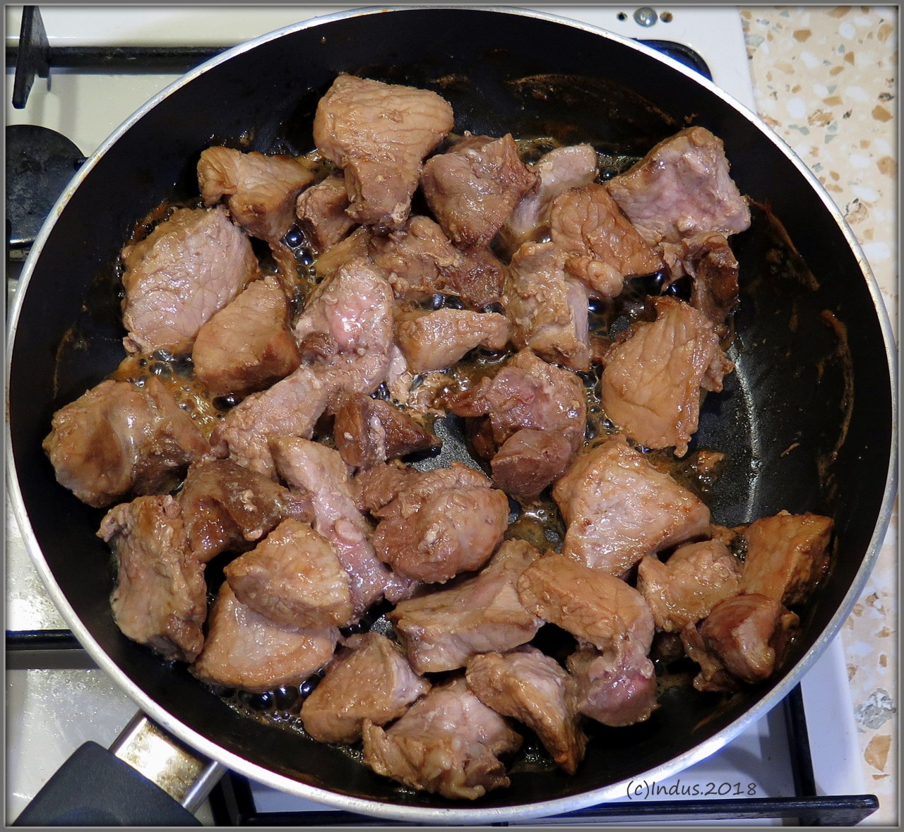 Сколько времени жарят свинину кусочками. Свинина кусочками на сковороде. Свинина жареная кусочками. Жареная свинина на сковороде. Пожарить свинину кусочками.