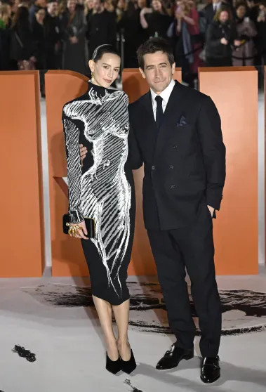 Пенелопа Крус, Кристиан Бэйл и Питер Сарсгаард с жёнами на премьере фильма "Невеста" gareth cattermole,warner bros,джейкоб элорди,джеймс уэйла,джесси бакля,кристиан бейл,Кристиан Бэйл,Мэгги Джилленхол,Мэри Шелли,Пенелопа Крус,Питер Сарсгаард,прометей современный