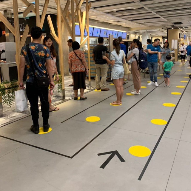 В Сингапуре с помощью клейкой ленты помогают людям сохранять социальную дистанцию
