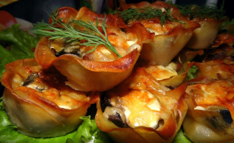Картофельные корзиночки с мясом и грибами
