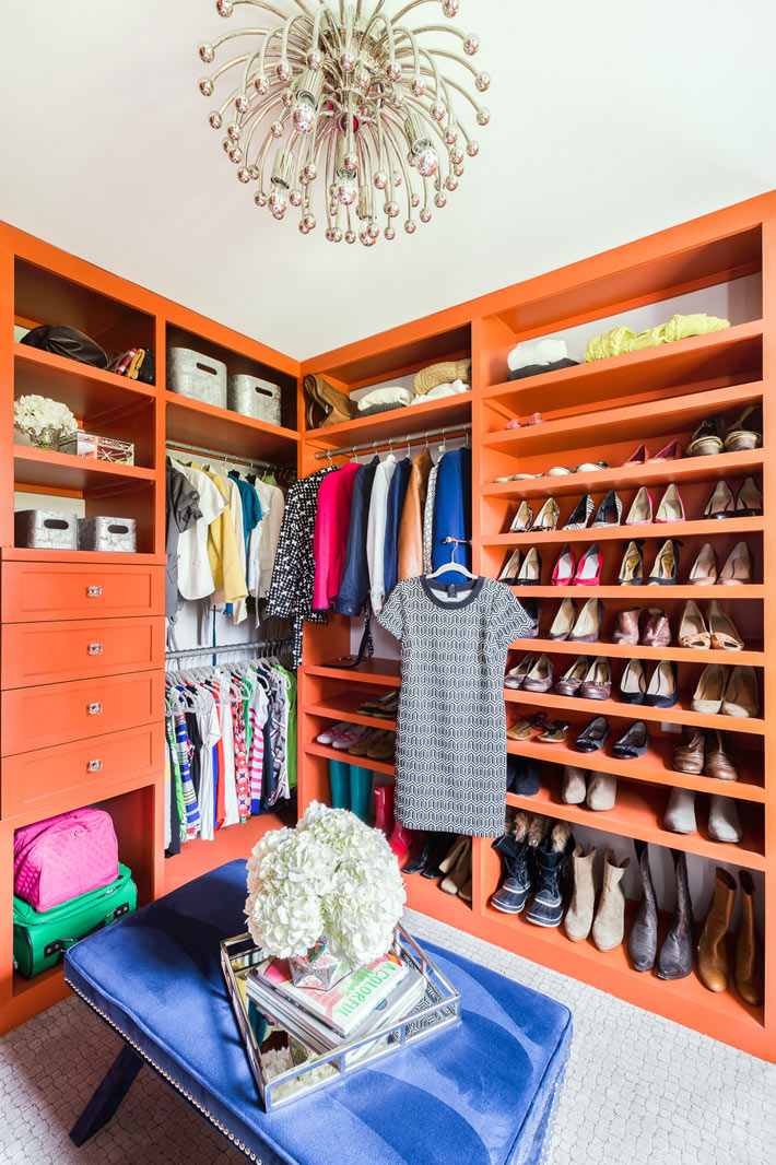 оранжевый цвет в дизайне интерьера гардеробной комнаты