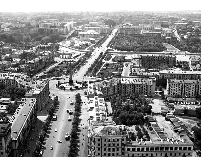 Ленинский проспект и площадь Свободы, конец 1960-х годов. /Фото: dom.mail.ru