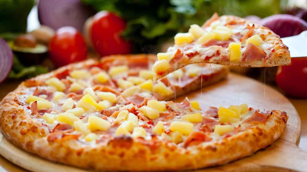 В России призвали запретить пиццу с ананасами