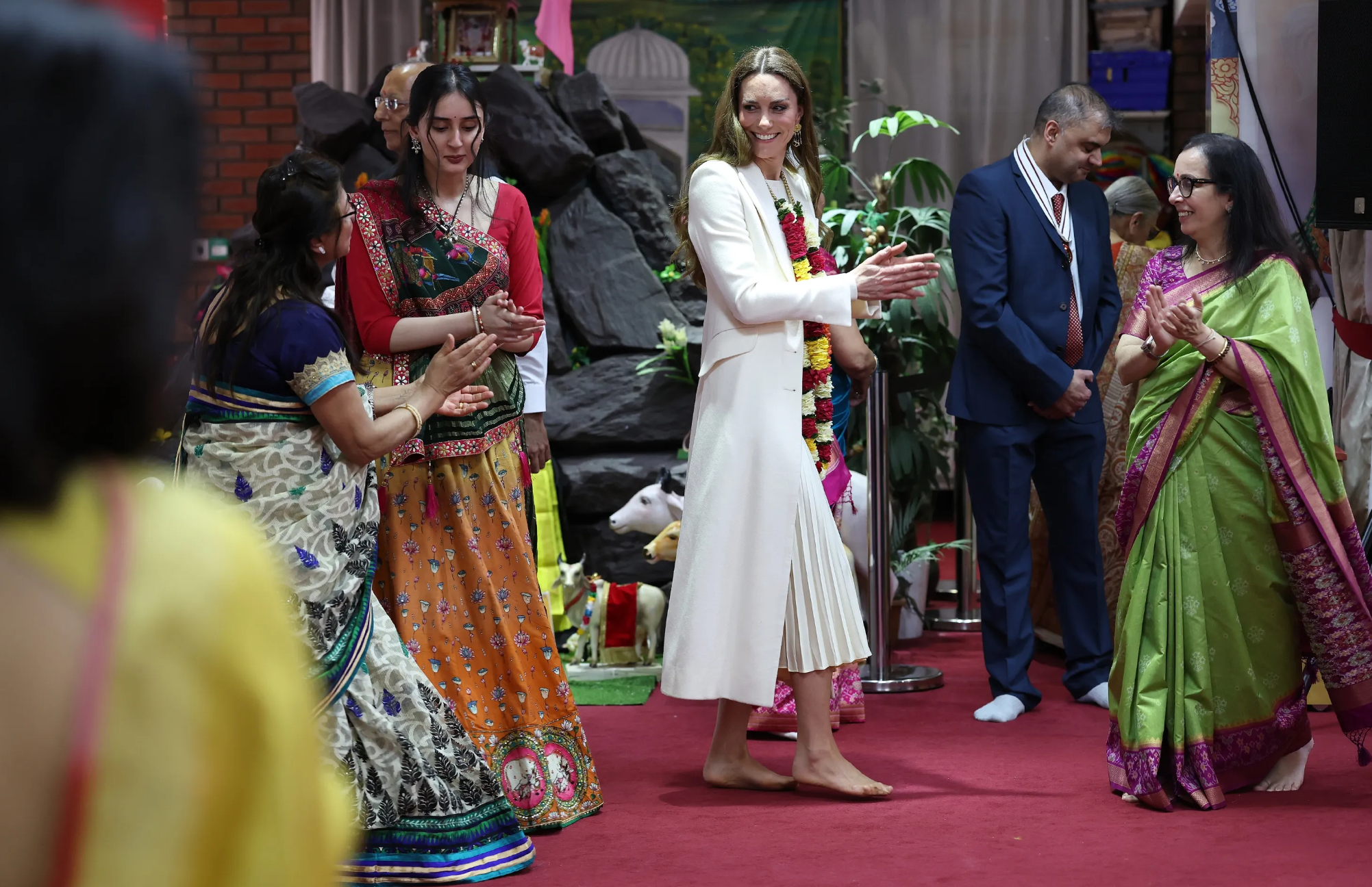 Станцевала босиком на индийском празднике: Кейт Миддлтон в Лестере Миддлтон, также, Уильям, принца, выбрала, Принцесса, время, бренда, надевала, честь, серьги, принцесса, этого, короля, после, принц, Уэльская, Карла, Лестер, центр