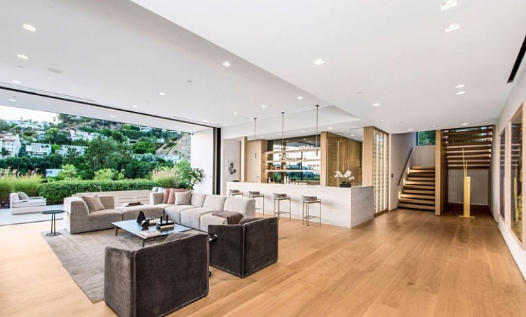 В гостях у Арианы Гранде: экскурсия по особняку певицы за 13 миллионов долларов В гостях у Арианы Гранде: экскурсия по особняку певицы за 13 миллионов долларов Стиль жизни,Дома звезд