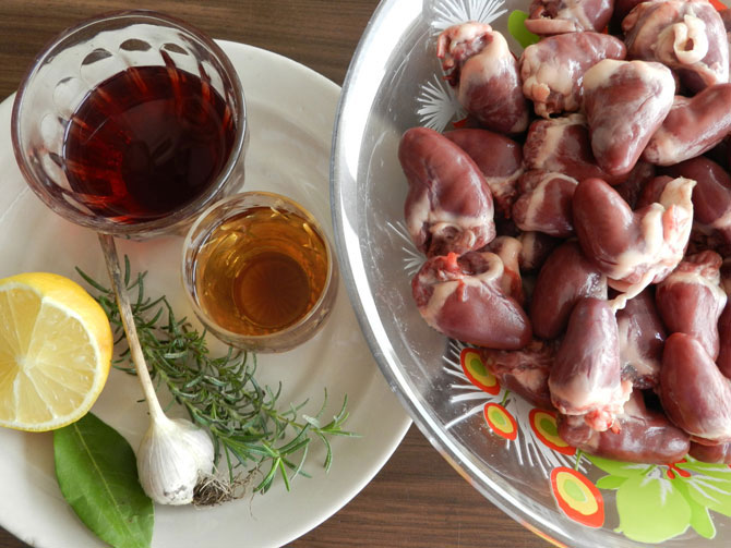 Рецепт на выходные: Утиные сердечки в винно-коньячном маринаде с розмарином