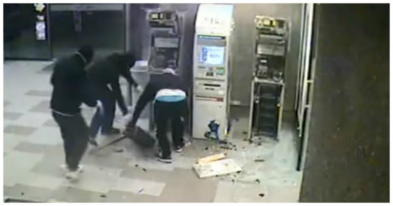Украсть за 70 секунд: дерзкое ограбление банкоматов на глазах у многочисленных свидетелей банда, банкомат, видео, деньги, кража, преступление, свидетель, чили