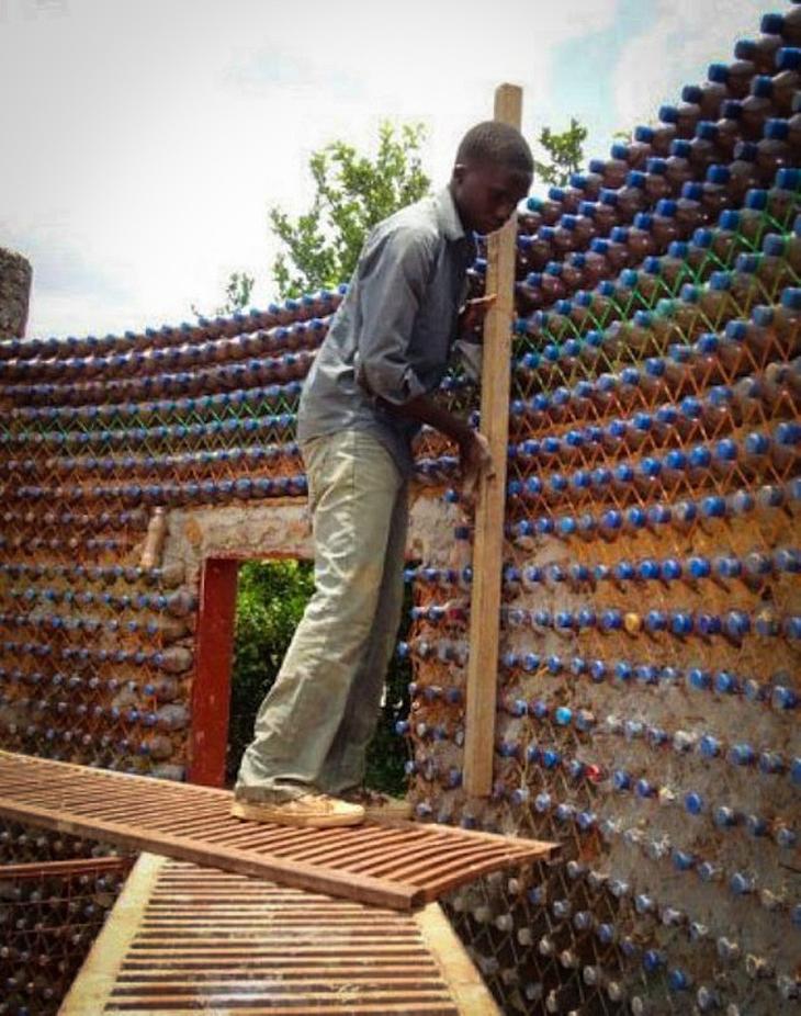 Нигерийцы строят огнеупорные, пуленепробиваемые и экологические дома из пластиковых бутылок и грязи