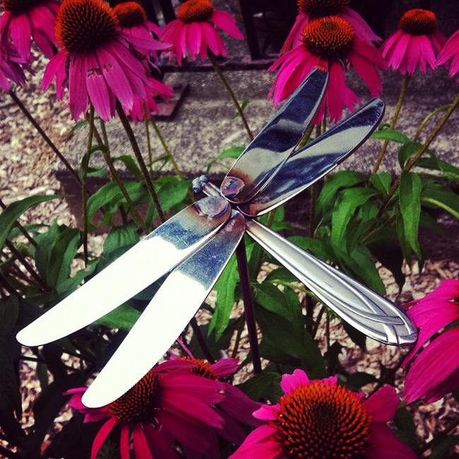 Украшения для сада своими руками. Стрекоза из старых столовых приборов