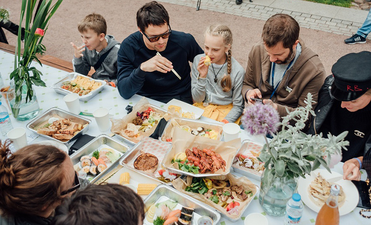 Данила Козловский, Ксения Раппопорт и другие на благотворительном пикнике в Новой Голландии