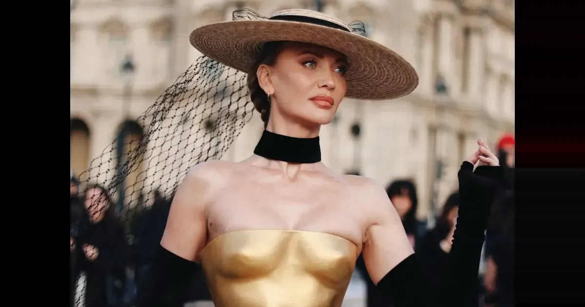 Кристина Романова, Оксана Бондаренко, жена главы Газпромбанка Даша Попова и экс-супруга беглого банкира Татьяна Корсакова на показе Schiaparelli