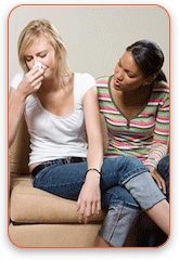 Женщины утешают друг друга