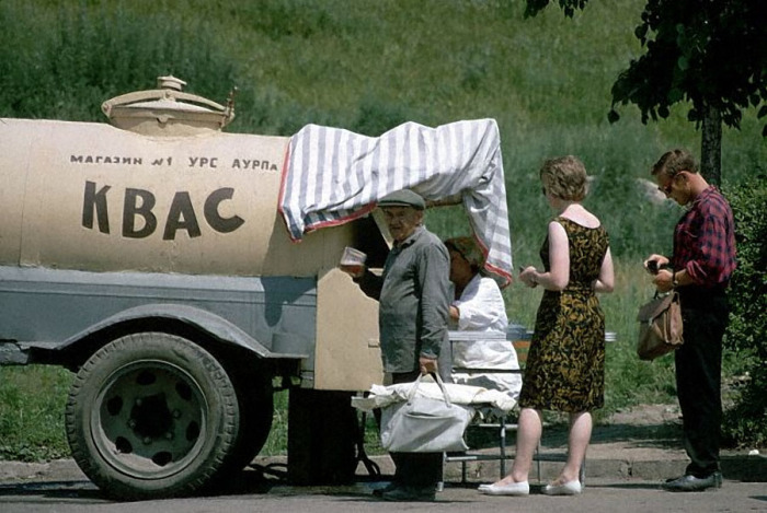 Знаменитый советский квас из цистерны. /Фото: ic.pics.livejournal.com