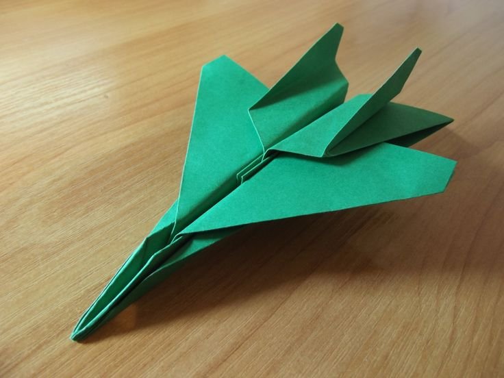 Зеленый самолетик из бумаги