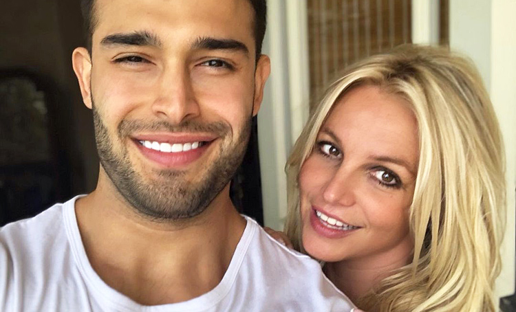 Бойфренд Бритни Спирс публично осудил ее отца