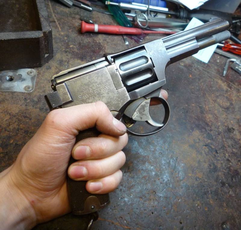 Револьверы и пистолеты, более чем странные оружие