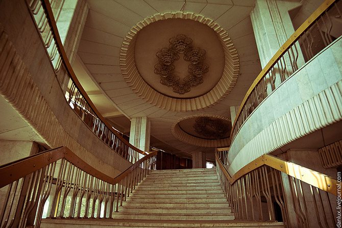 Атмосферная прогулка по заброшенному кишинёвскому цирку Атмосферная прогулка по заброшенному кишинёвскому цирку