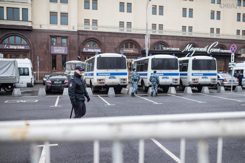 Полиция стянула в центр Москвы автозаки и спецтехнику для обеспечения порядка 10 августа