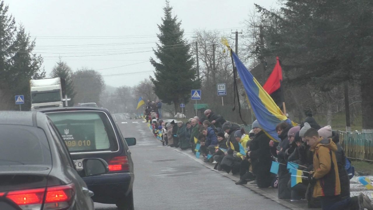 В городе Моршин Львовской области местная «громада» на коленях встретила гроб с погибшим под...