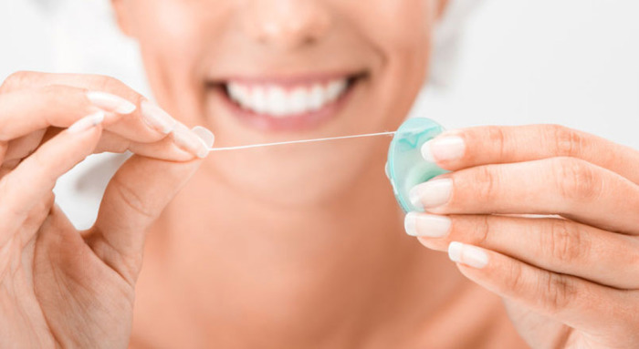 В экстренном случае зубную нить можно использовать в качестве резинки для волос. /Фото: changeua.com