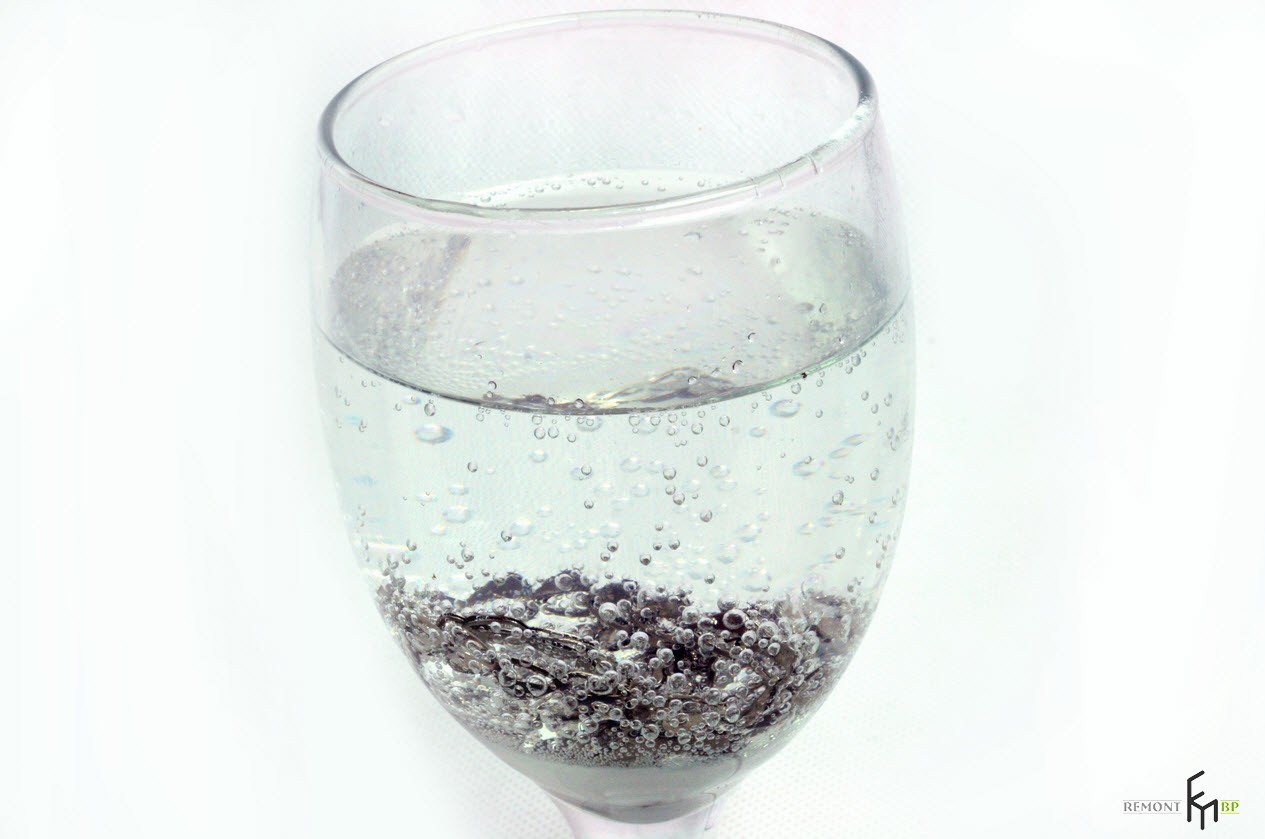Камень очищающий воду. Очистка воды серебром. Серебрение воды. Стакан воды. Серебро для очистки воды.