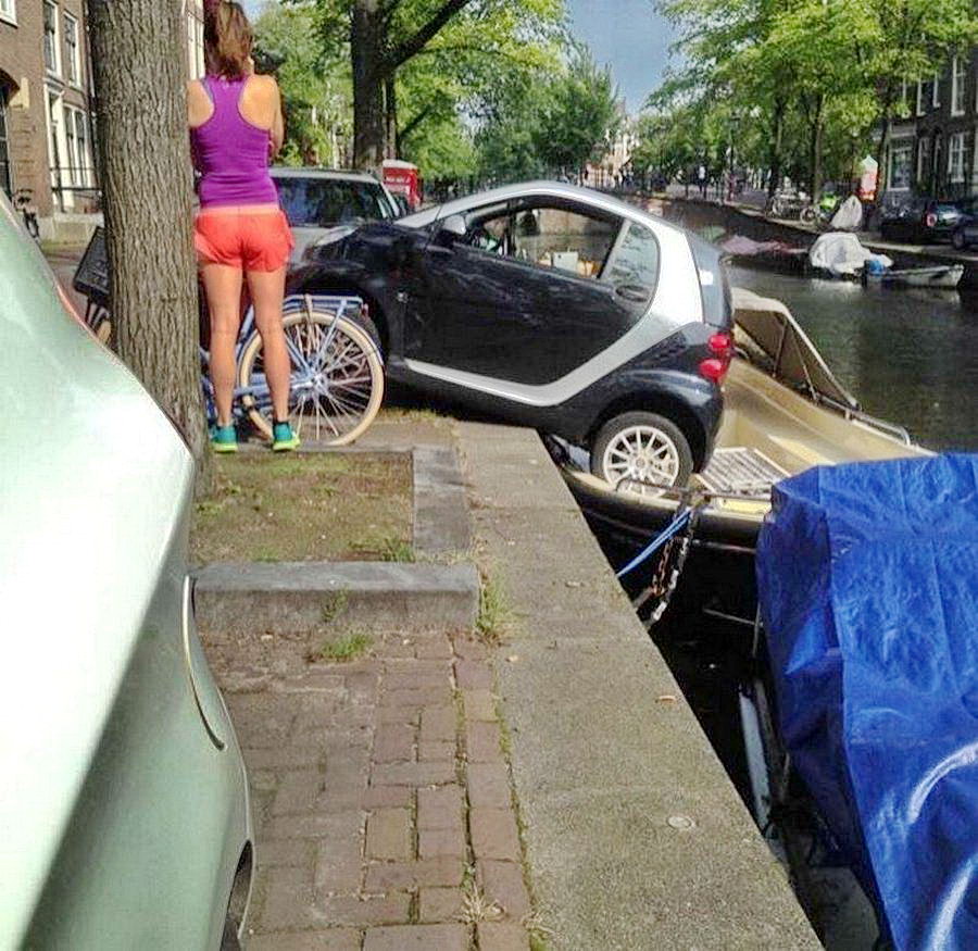 девушка паркует автомобиль. плохо припаркованная машина. машины для женщин. девушка припарковывается. девушка припарковывается.