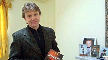 Александр Литвиненко со своей книгой 