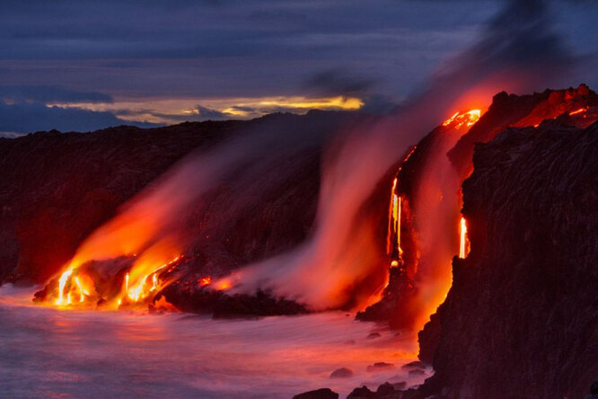 В вулканическом национальном парке на Гавайях опасности находятся буквально на каждом шагу. Помимо того, что тут располагаются активнейшие вулканы планеты, по всей территории встречаются черные песчаные пляжи, лавовые трубы и потоки лавы