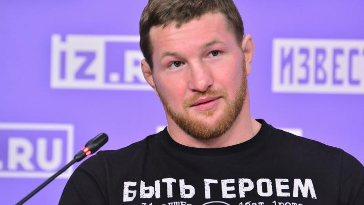 Русский боксёр Владимир Минеев не оставил шансов на ринге Магомеду Исмаилову, который ранее осудил лозунг "Русские, вперёд".