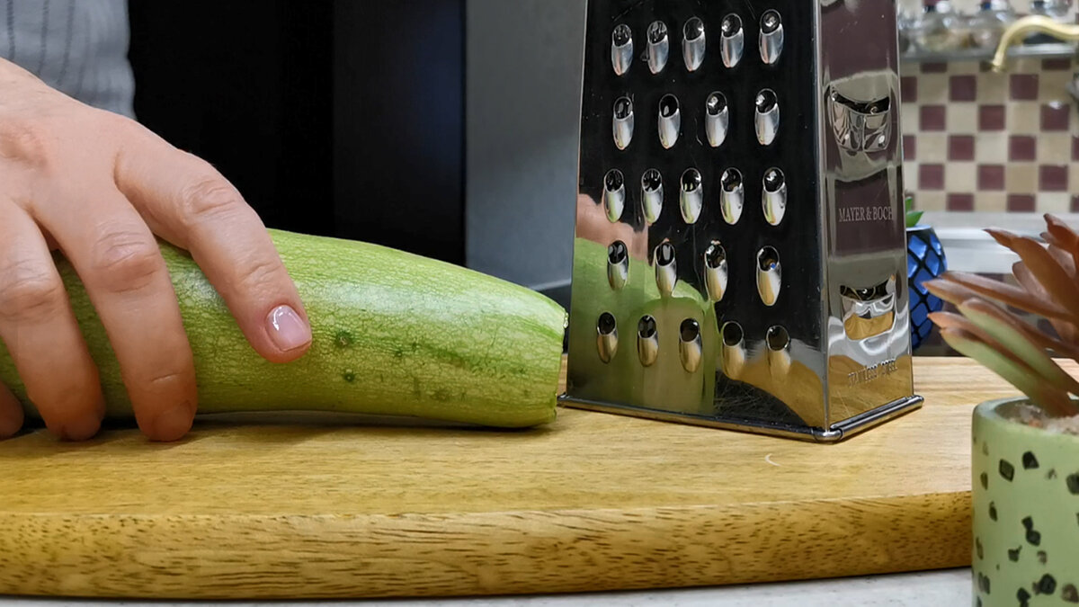 У меня все кабачки сейчас уходят на вкуснейшие котлеты. Часть съедаем сразу, остальное в морозилку и зимой едим