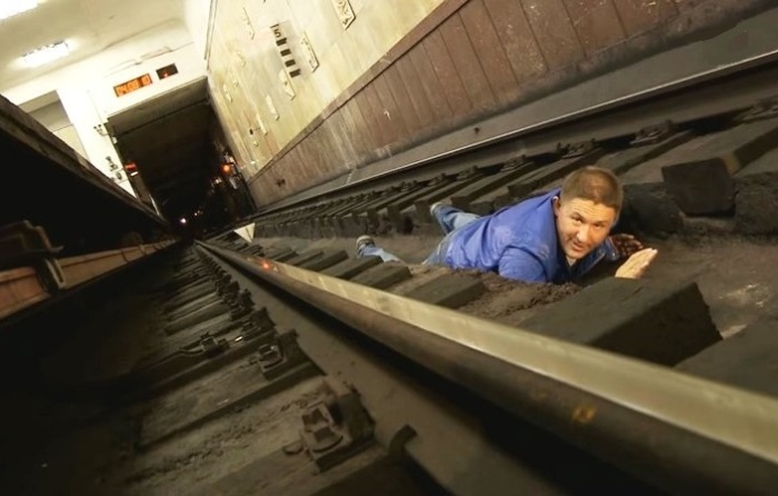 Техника выживания при падении на рельсы метро