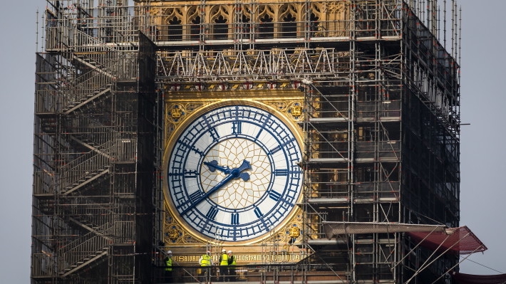 Открытие отреставрированной части Биг-Бена вызвало споры в Великобритании Общество