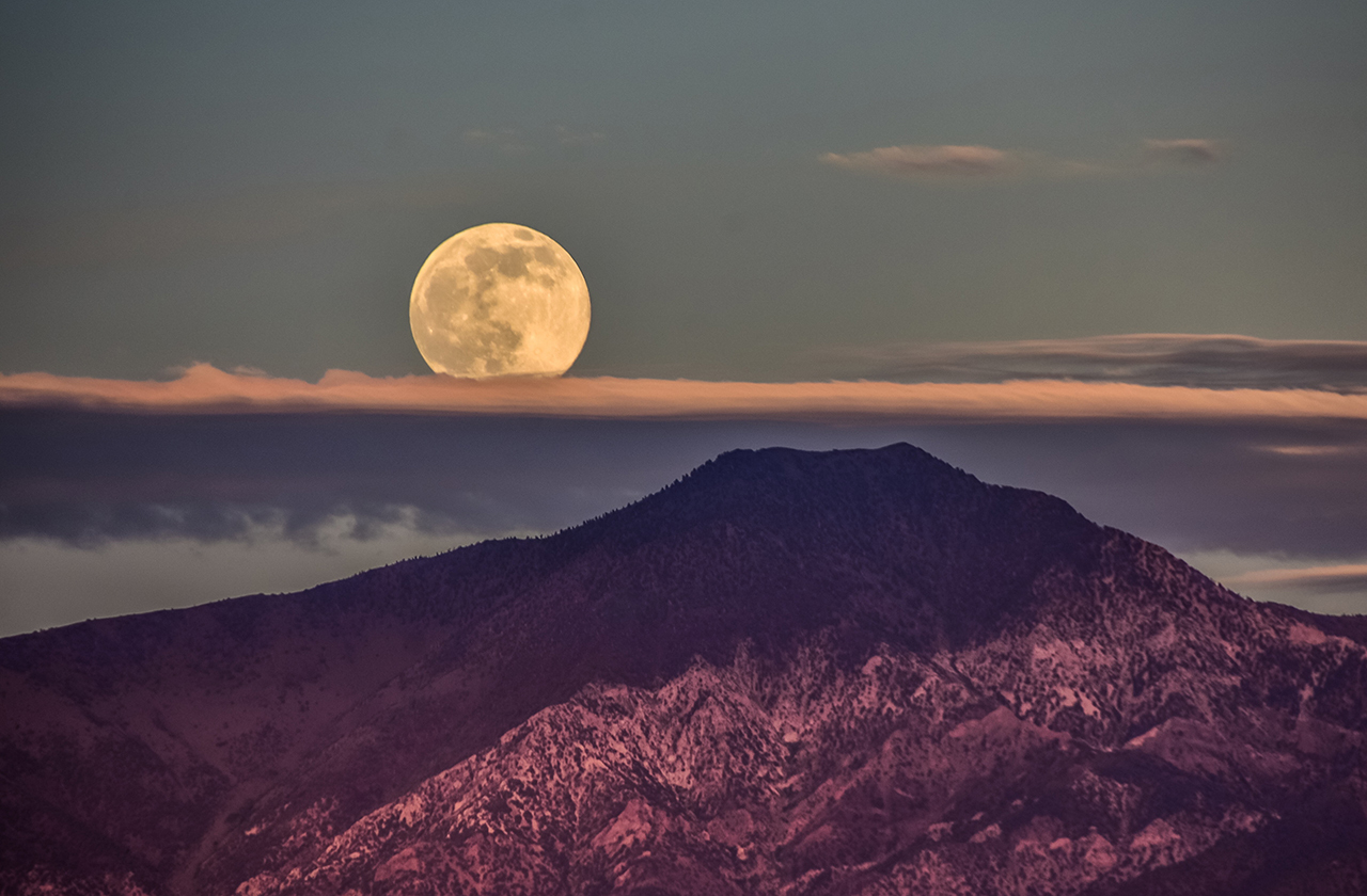луна, полнолуние в Национальном парке Долина Смерти, Калифорния, США