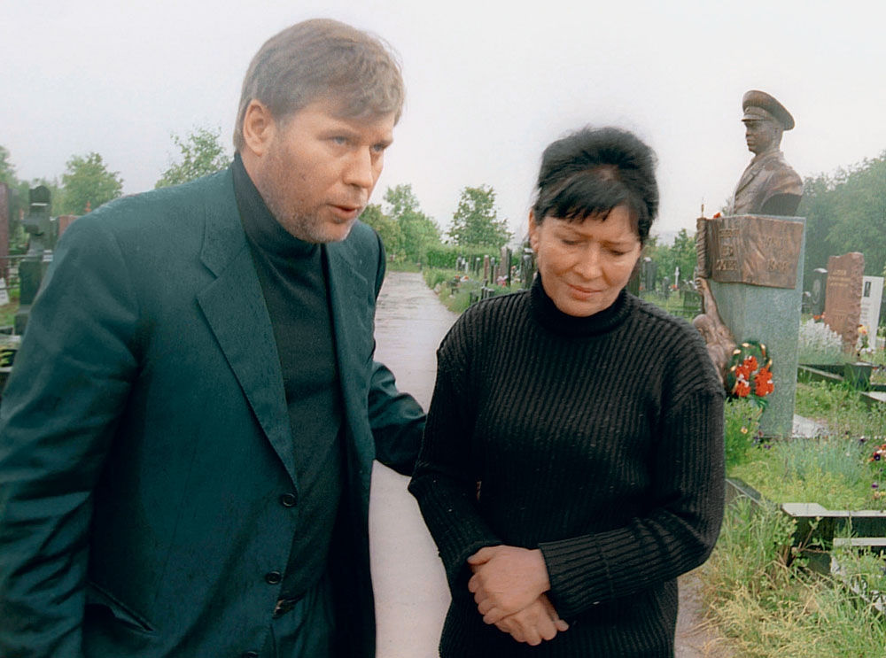 Вдова генерала Тамара Рохлина и адвокат Анатолий Кучерена на могиле Льва Рохлина на Троекуровском кладбище