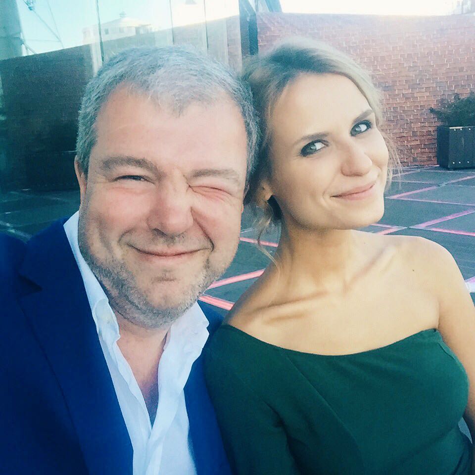 Почему Александр Робак скрывает от общественности свою супругу, с которой счастлив уже более 20 лет Почему Александр Робак скрывает от общественности свою супругу, с которой счастлив уже более 20 лет