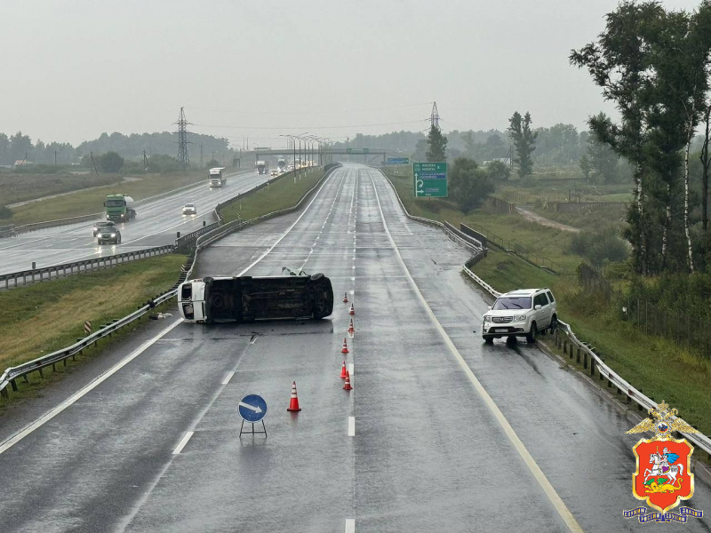 Пять пассажиров пострадали при опрокидывании автобуса в Подмосковье