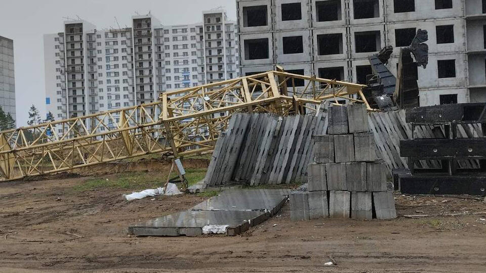 Рабочий погиб в результате падения башенного крана в Улан-Удэ
