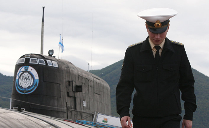 Офицер у атомной подводной лодки проекта 949А "Антей" в Вилючинске