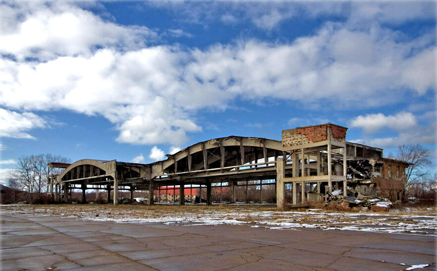 Заброшенный немецкий аэродром Люфтваффе "Нойтиф". Ангар 3 Заброшенный немецкий аэродром Люфтваффе "Нойтиф". Ангар 3