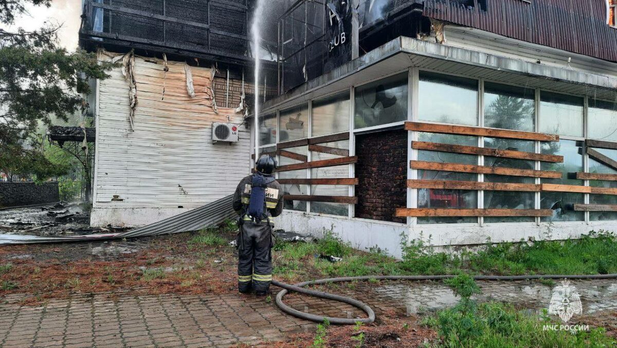 В Хабаровске на 400 «квадратах» сгорело трехэтажное здание с ночным клубом