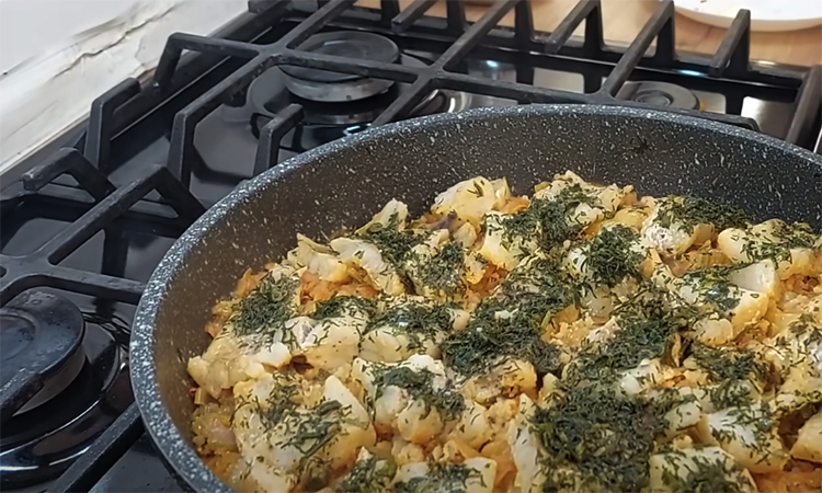 Делаем плов не из мяса, а из рыбы. Летом разлетается на ура Делаем плов не из мяса, а из рыбы. Летом разлетается на ура крышкой, добавьте, минут, стакана, можно, вкусу, перец, нарежьте, сковороду, сразу, сладкий, масло, чтобы, томатный, Посолите, желанию, сельдерей, перемешайте, минтая, получается