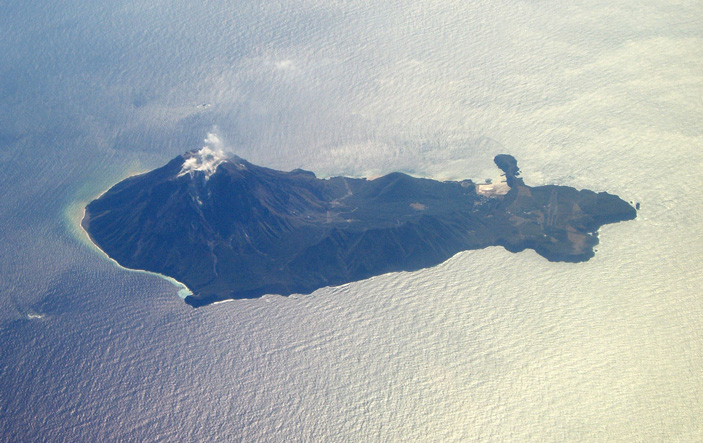 Рис. 1. Остров Иодзима, расположенный на юге Японского архипелага, образовался в результате одного из извержений вулканической системы кальдеры Кикай