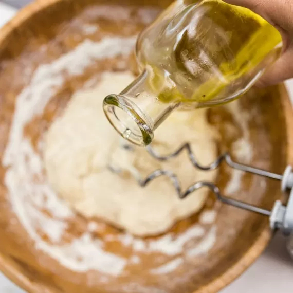 Добавляем рафинированное (подсолнечное или оливковое) растительное масло без запаха и еще раз хорошо перемешиваем тесто. 