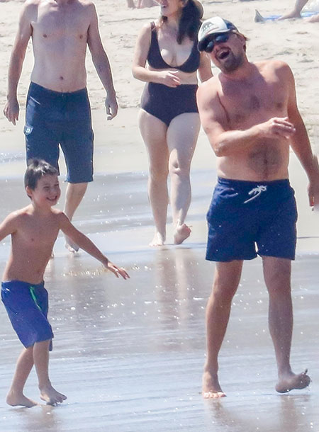 Леонардо Ди Каприо проводит время на пляже в Малибу со своей семьей и девушкой Камилой Морроне Звезды,Звездные пары