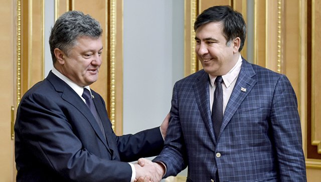 Президент Украины Петр Порошенко (слева) и председатель Одесской областной государственной администрации Михаил Саакашвили во время встречи. Архивное фото