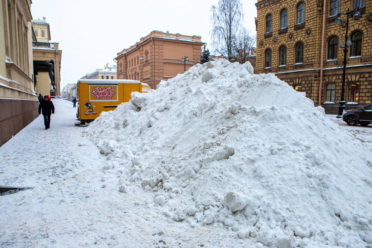 Сугробов ру. Питер завалило снегом. Сугробы в Питере. Снег в Питере. Огромные сугробы в Петербурге.