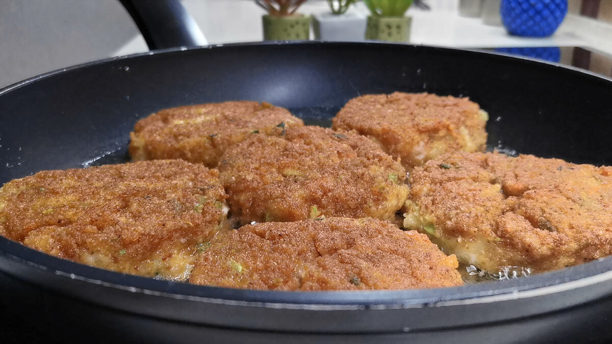 У меня все кабачки сейчас уходят на вкуснейшие котлеты. Часть съедаем сразу, остальное в морозилку и зимой едим У меня все кабачки сейчас уходят на вкуснейшие котлеты. Часть съедаем сразу, остальное в морозилку и зимой едим котлеты, перец, крупной, только, очень, сразу, проминаем, овощные, можно, сметана, укроп, чеснок, присаливаем, слегка, просто, сухарях, минут, зимой, выкладываем, сухари