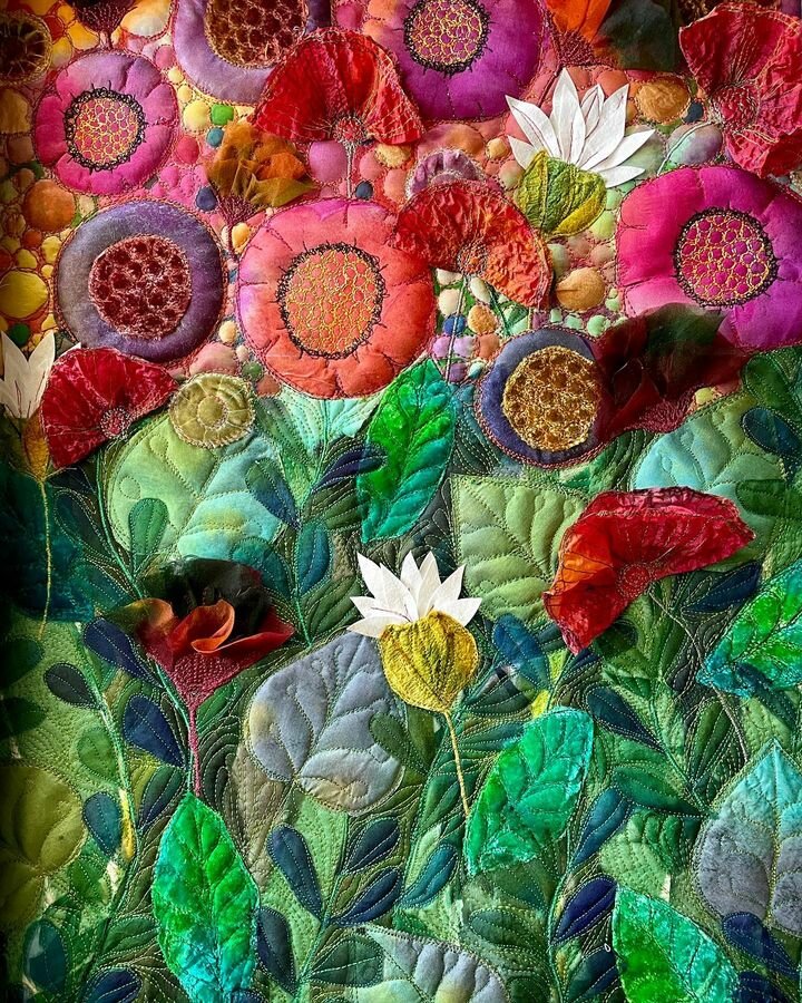 Лоскутная магия садовых цветов - волшебные творения Мишель. Приглашаю к размышлению Мишкульниг, работыМишель, Мишель, работы, окрашивание, цветов, ткани, стежки, использует, мастера, потом, своих, думаете, картины, главное, только, волшебство, своей, всегда, которые